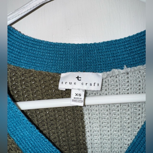 True Craft Green and Gray Cropped Colorblock Cardigan Sweater - Picture 3 of 4